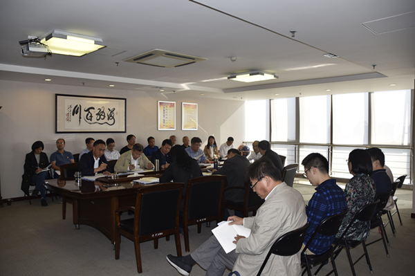 集團(tuán)公司召開“不忘初心、牢記使命”主題教育全面從嚴(yán)治黨專題集中學(xué)習(xí)研討會(huì)議