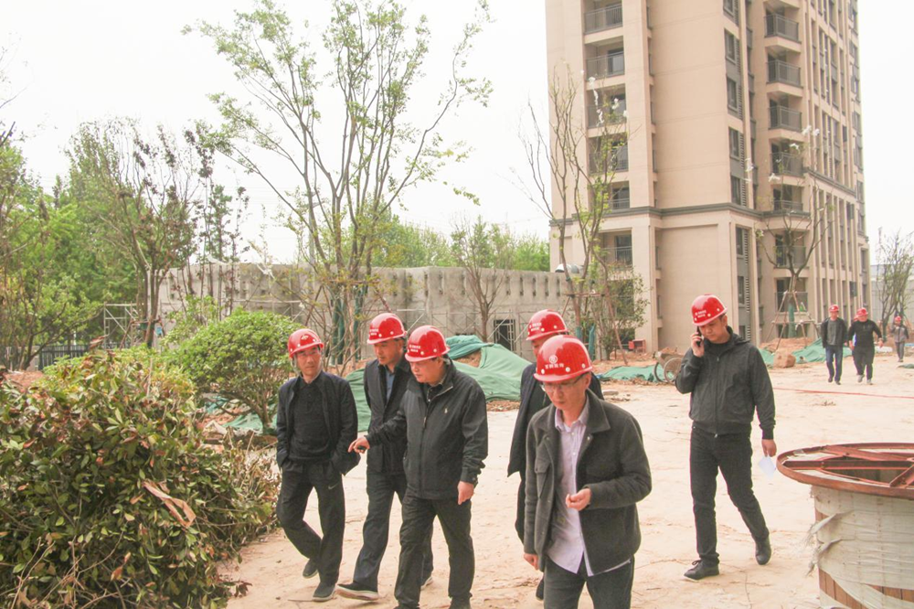 鄭州市國(guó)資委黨委書記、主任李秀山一行到美好天境苑項(xiàng)目調(diào)研指導(dǎo)安全生產(chǎn)工作