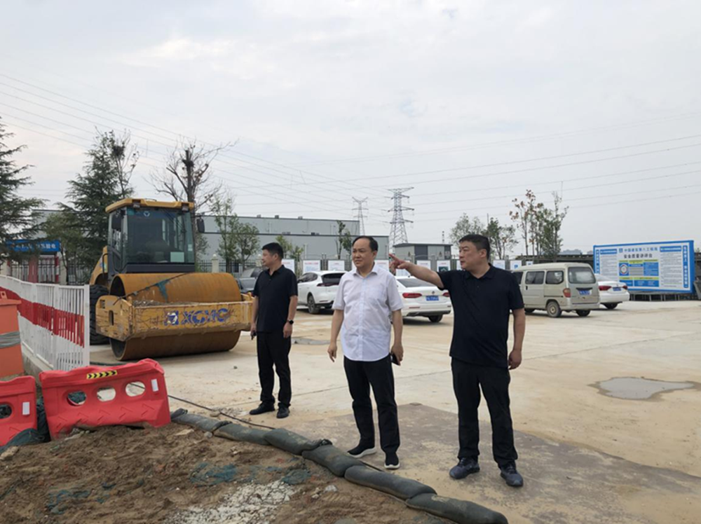 鄭州市建設(shè)投資集團(tuán)有限公司黨委委員、副總經(jīng)理張巖到侯寨新鎮(zhèn)區(qū)安置區(qū)調(diào)研項(xiàng)目建設(shè)工作